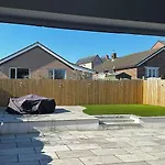 Semesterbostad 3 Bed-sleeps 5-garden-parking-pets *