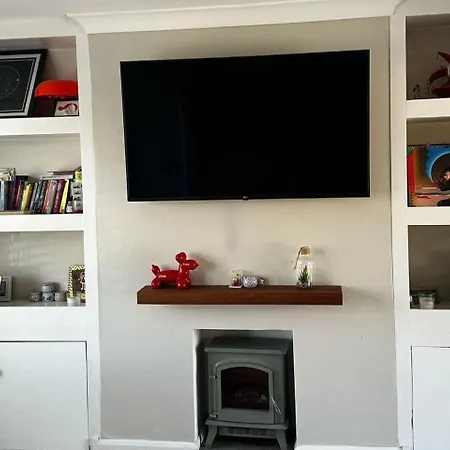 3 Bed-sleeps 5-garden-parking-pets 펜션