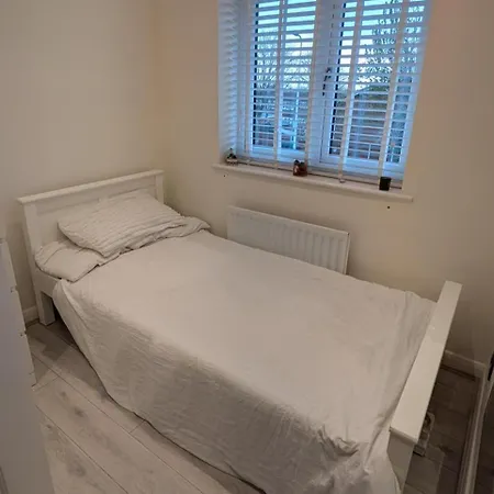 3 Bed-sleeps 5-garden-parking-pets