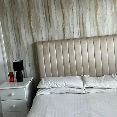 3 Bed-sleeps 5-garden-parking-pets Semesterbostad *