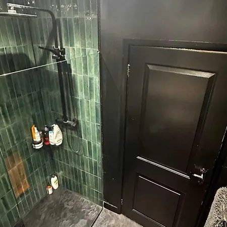 3 Bed-sleeps 5-garden-parking-pets 펜션