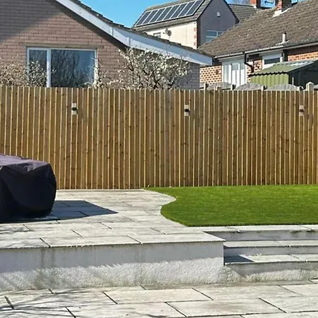 Holiday home 3 Bed-sleeps 5-garden-parking-pets *
