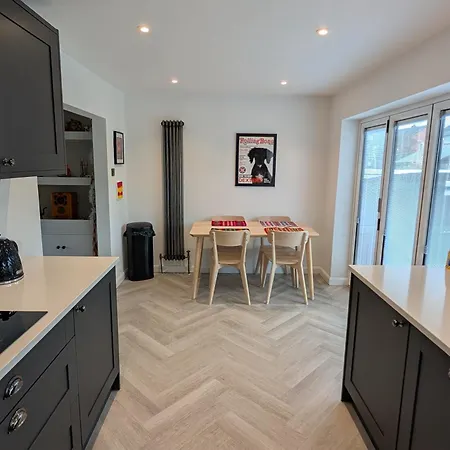 3 Bed-sleeps 5-garden-parking-pets