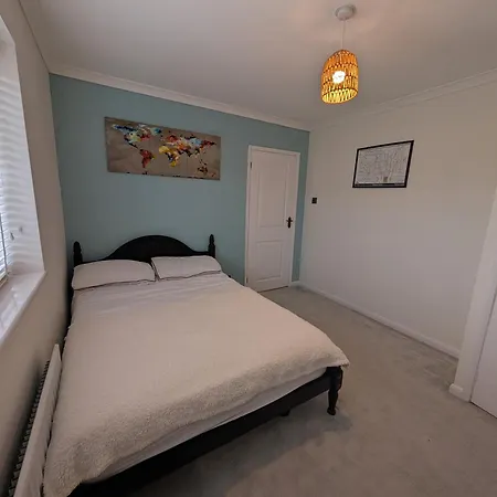 3 Bed-sleeps 5-garden-parking-pets