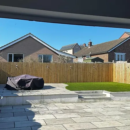 Holiday home 3 Bed-sleeps 5-garden-parking-pets *
