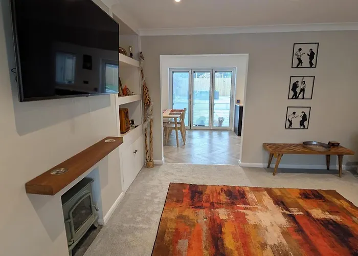 3 Bed-sleeps 5-garden-parking-pets بيت للعطل