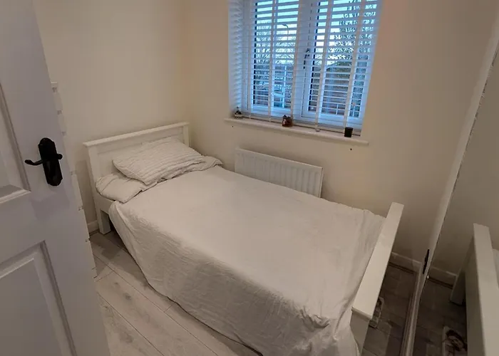 3 Bed-sleeps 5-garden-parking-pets