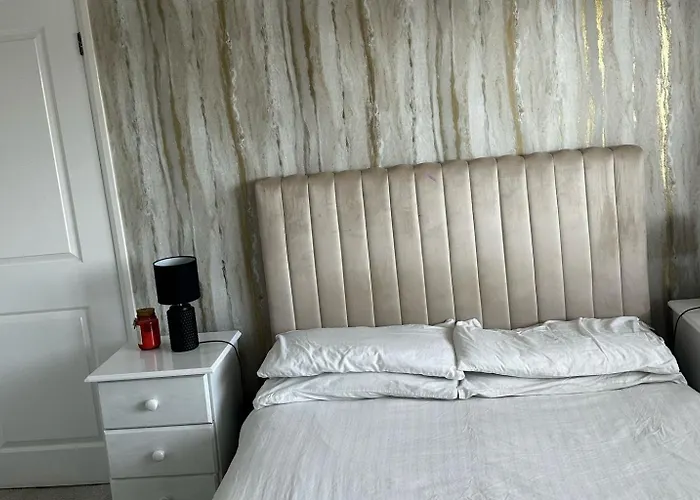 3 Bed-sleeps 5-garden-parking-pets بيت للعطل *