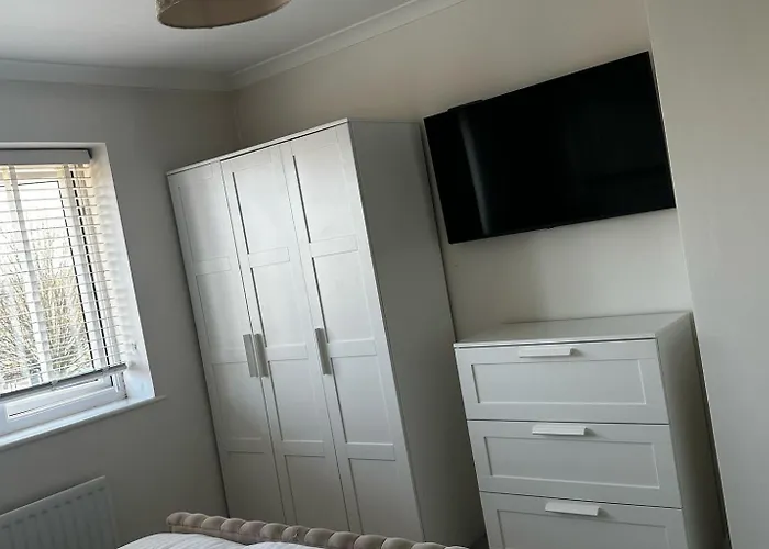 3 Bed-sleeps 5-garden-parking-pets كارلايل