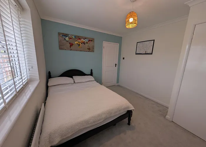 3 Bed-sleeps 5-garden-parking-pets